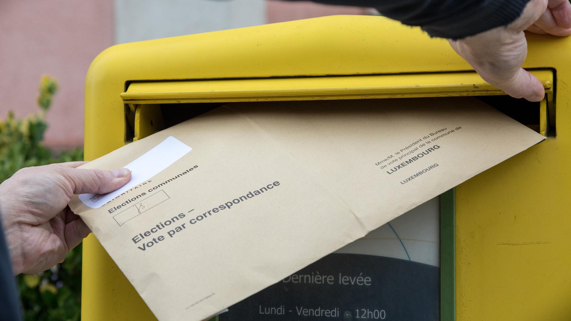  En tout dernier recours, les électeurs peuvent également remettre leur enveloppe jaune renfermant l'enveloppe électorale contenant le bulletin de vote, au bureau de vote de la commune, le jour des élections.
