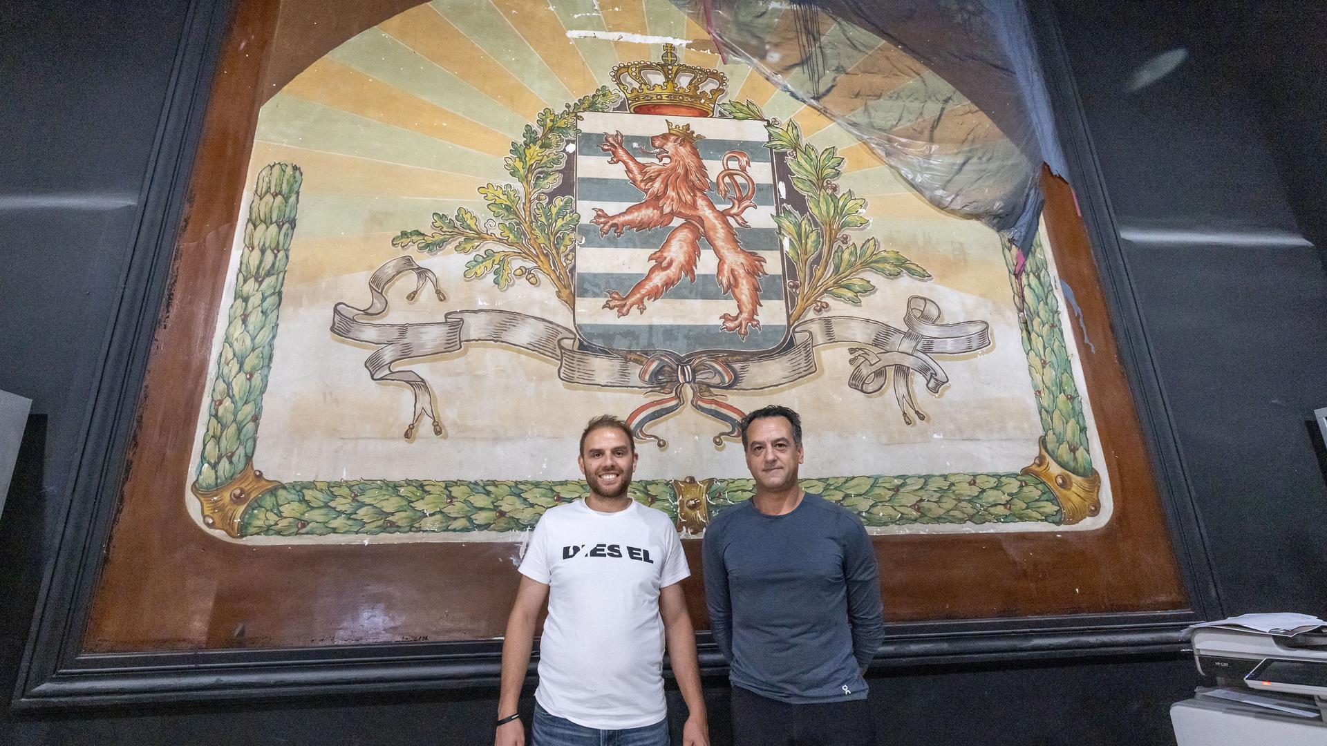 Fernando Abreu (à gauche) et Jorge Guimaraês ont découvert cette peinture murale lors de travaux de rénovation dans leur magasin de plomberie de l'avenue de la Liberté, à l'été 2021.