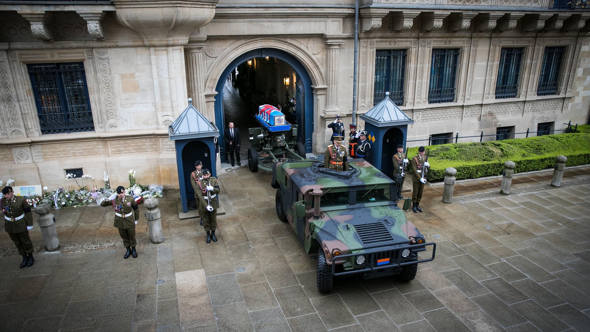 Ein Militärgefährt vom Typ "High Mobility Multipurpose Wheeled Vehicule" (HMMWV) zieht den Sarg von Großherzog Jean aus dem großherzoglichen Palais.