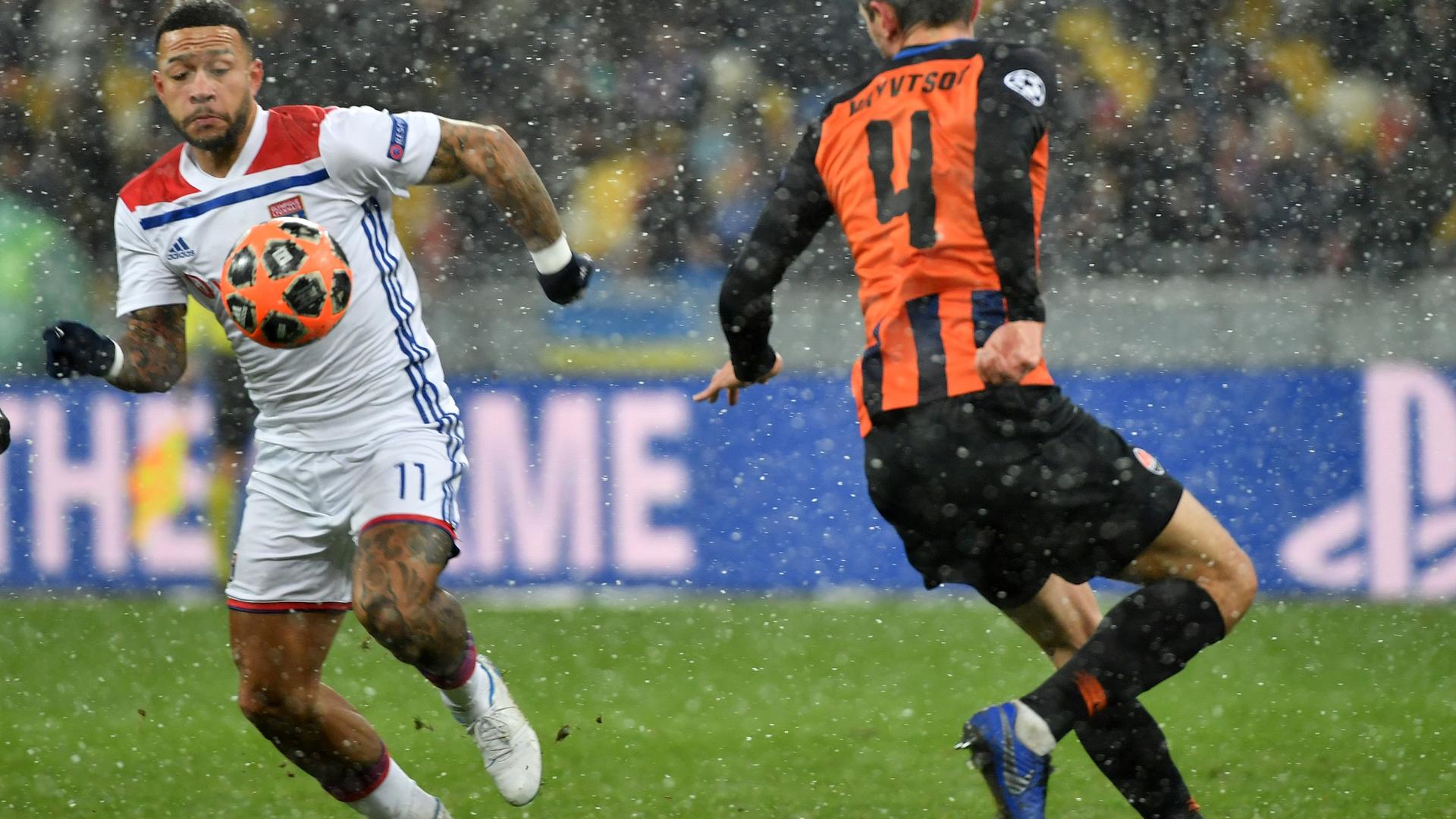 Le Néerlandais de l'Olympique Lyon, Memphis Depay contrôle le ballon devant le défenseur du Shakhtar Donetsk, Serhiy Kryvtsov 