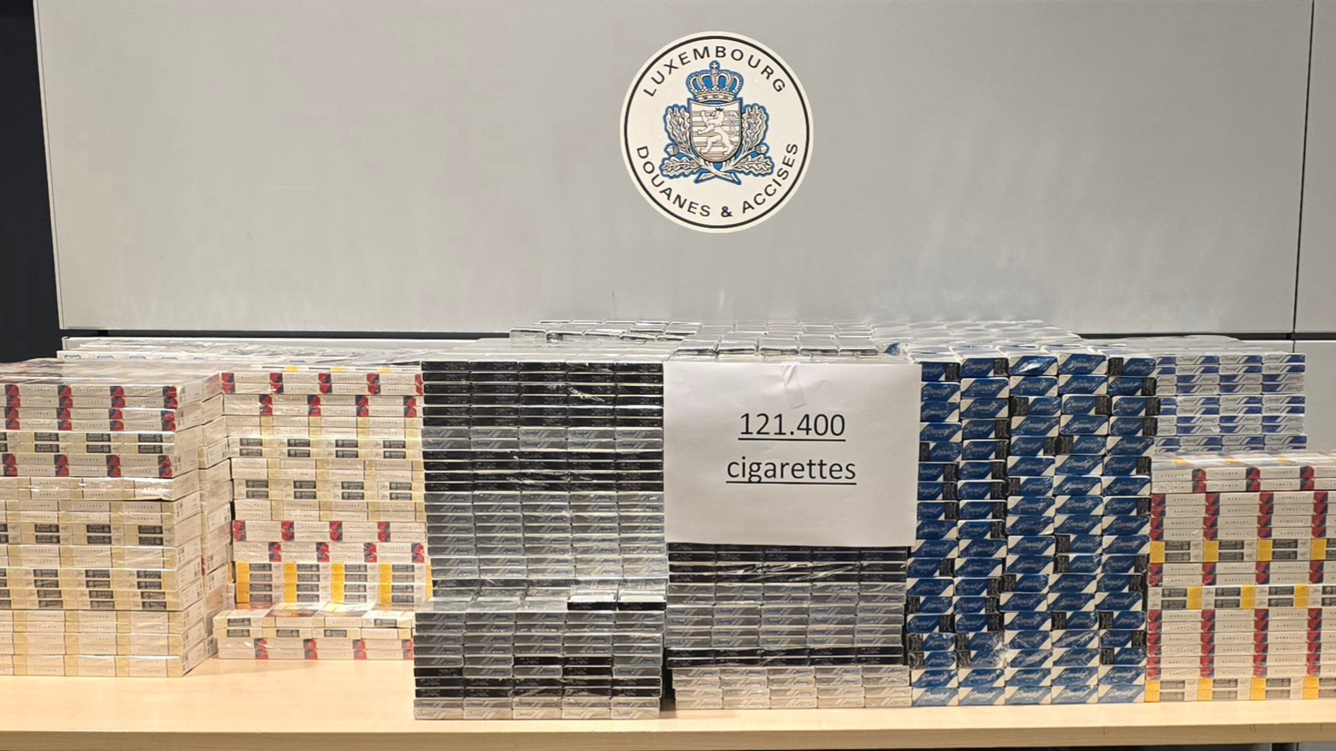 Saisie record de 121.400 cigarettes  l'aroport de Luxembourg | Virgule