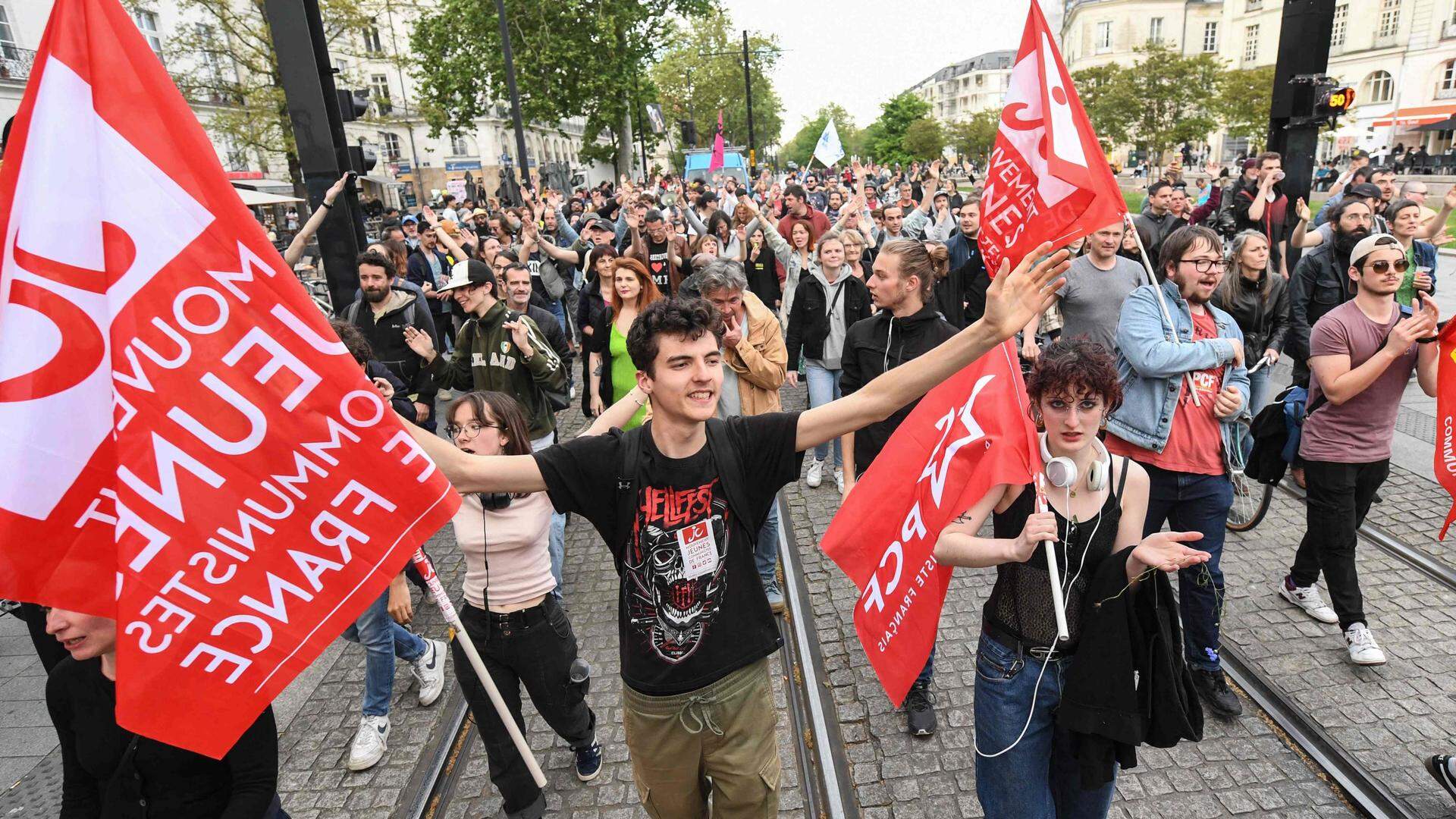 Défilé de manifestants à Nantes avant la décision du Conseil constitutionnel