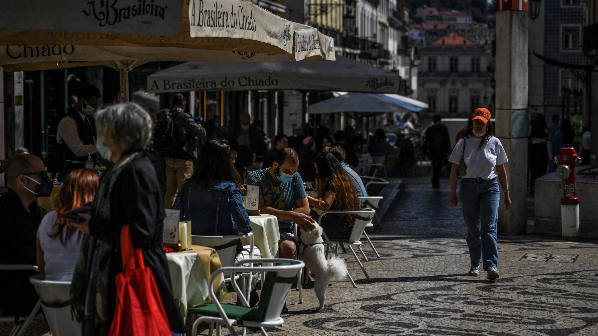 Seules les terrasses étaient jusqu'alors ouvertes, mais dès lundi, les restaurants et cafés pourront à nouveau accueillir des clients en intérieur.