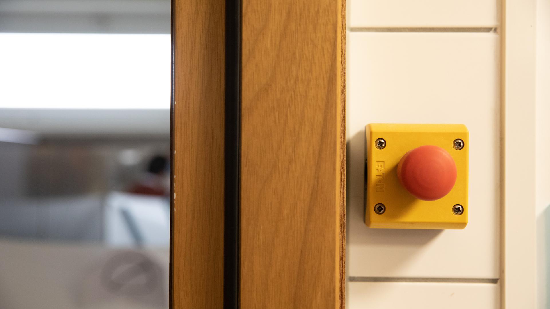 Dans les dortoirs, un bouton rouge permet d'alerter le personnel en cas d'overdose ou d'incident.