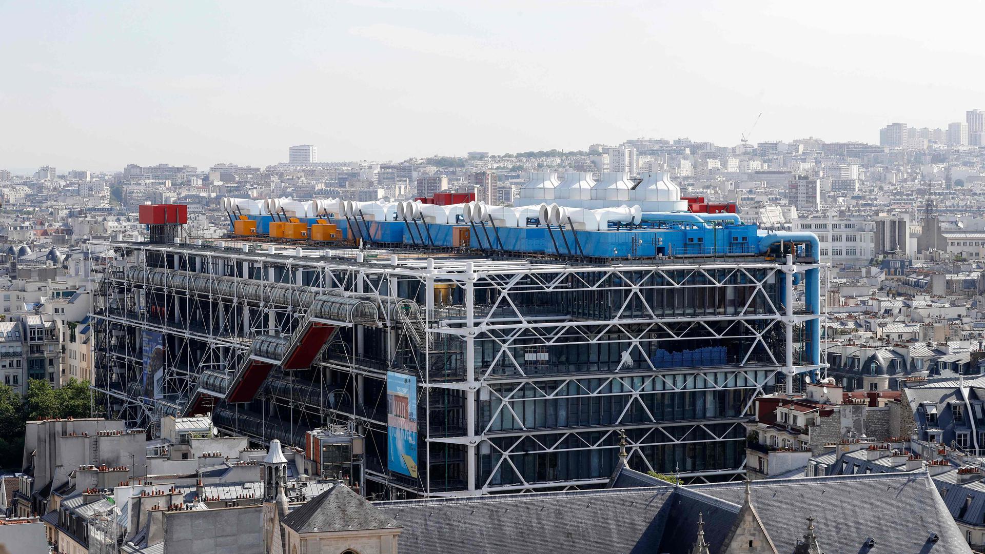 Le Centre Georges Pompidou est situé au cœur de Paris, dans le quartier de Beaubourg (4e arrondissement). Son architecture a fait débat, surtout à son ouverture en 1977.