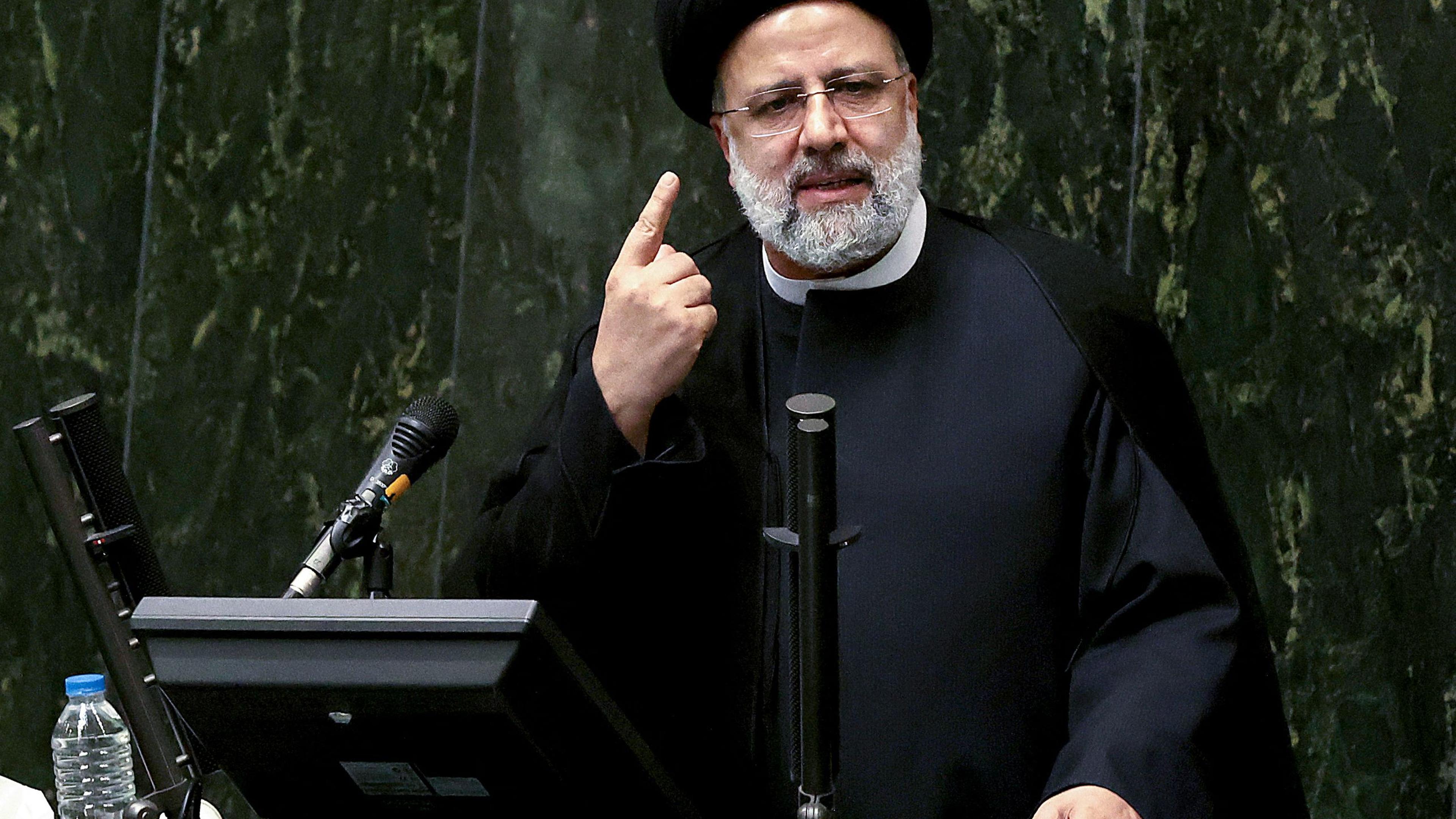 Le président iranien Ebrahim Raisi devant le parlement à Téhéran, la capitale, le 25 août 2021.