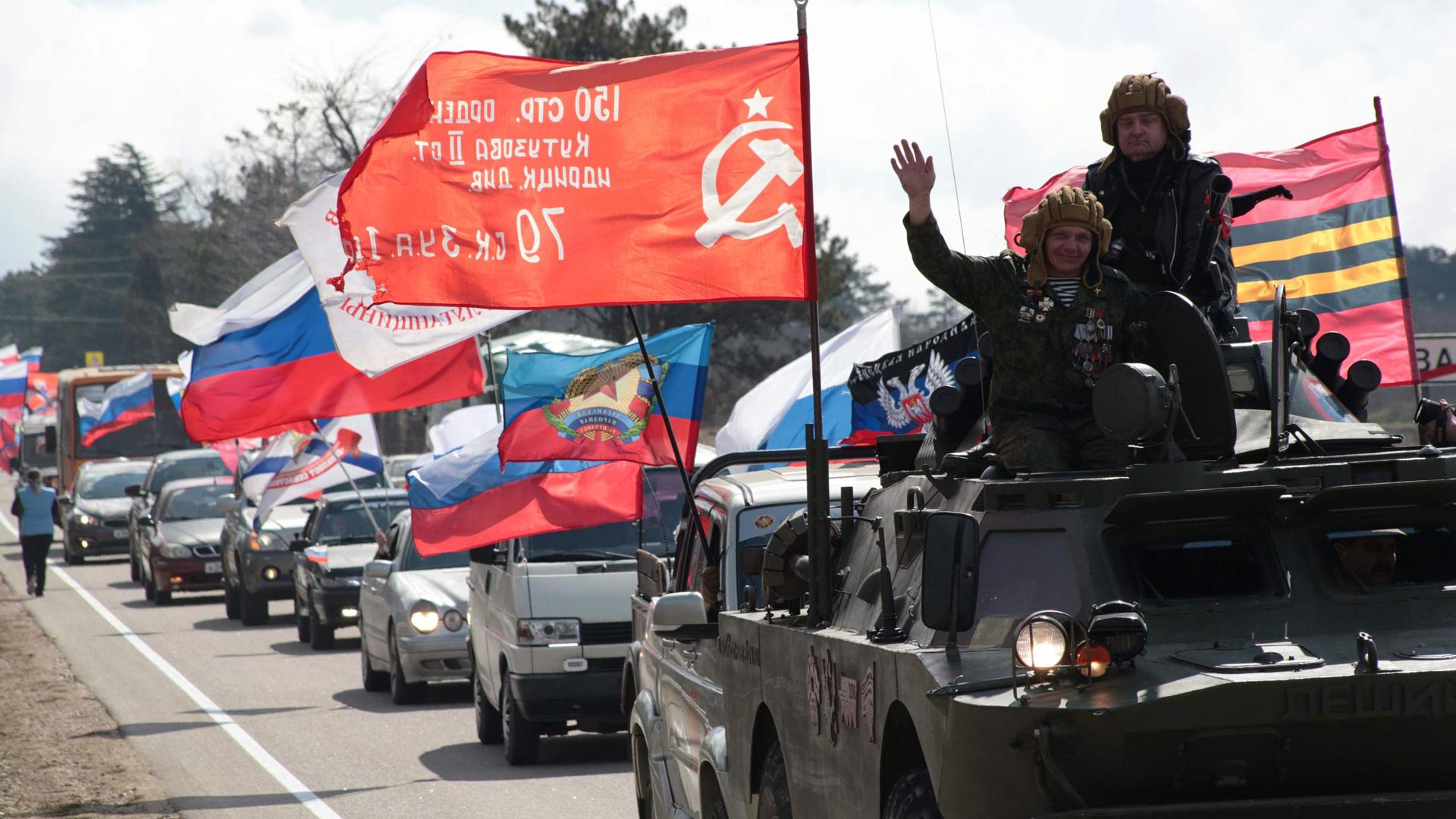 A Sébastopol en Crimée, la population parade à l'occasion du cinquième anniversaire de l'annexion de la péninsule par la Russie.