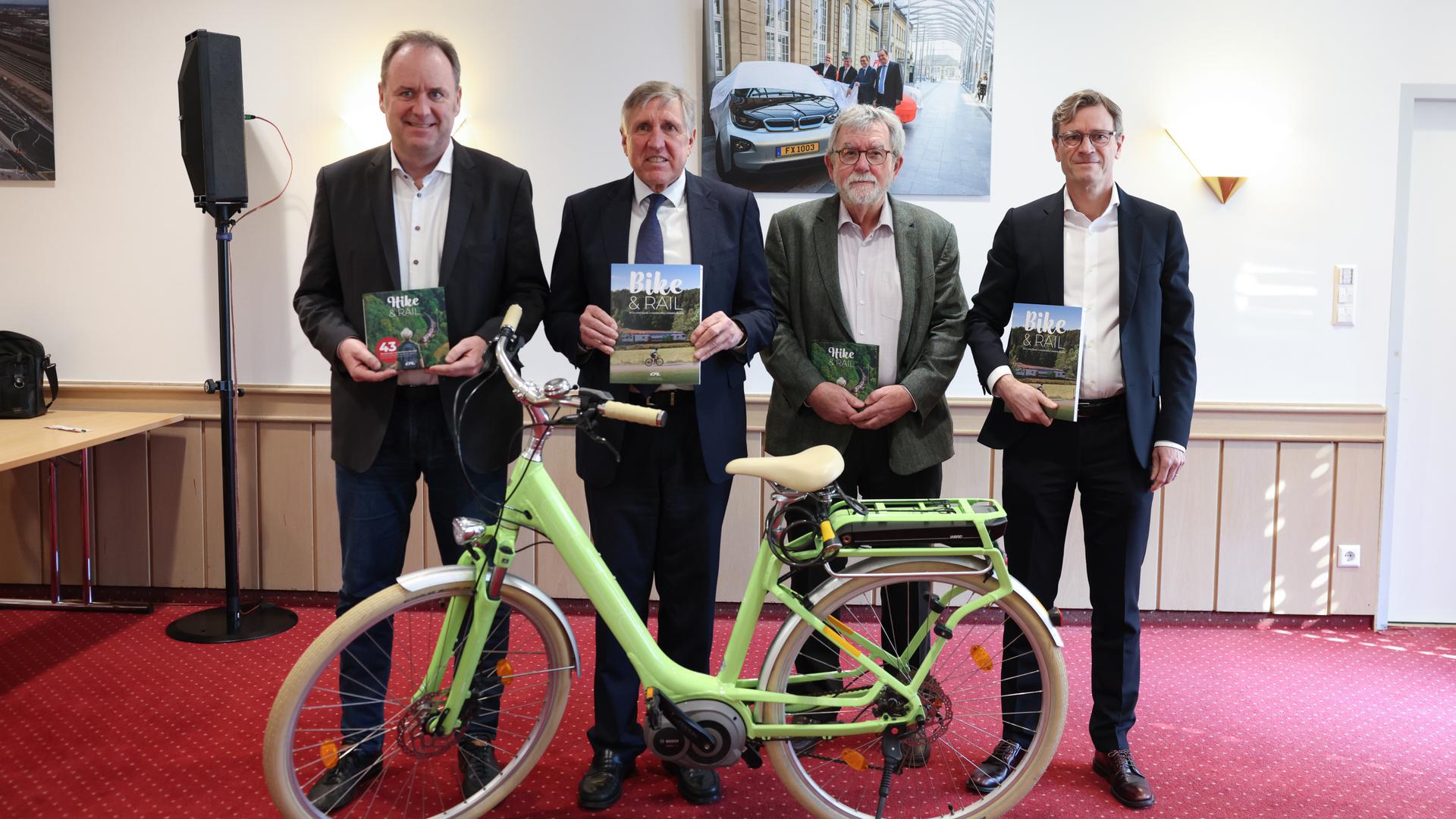 Les CFL publient deux nouveaux ouvrages sur des randonnées cyclistes et pédestres de gare en gare.