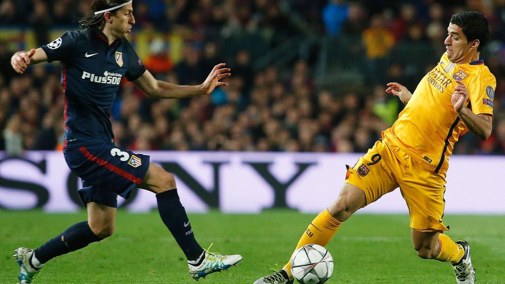 Filipe Luis tente de stopper Luis Suarez. Le Barça retouvera mercredi son buteur uruguayen pour affronter l'Atletico de Madrid.
