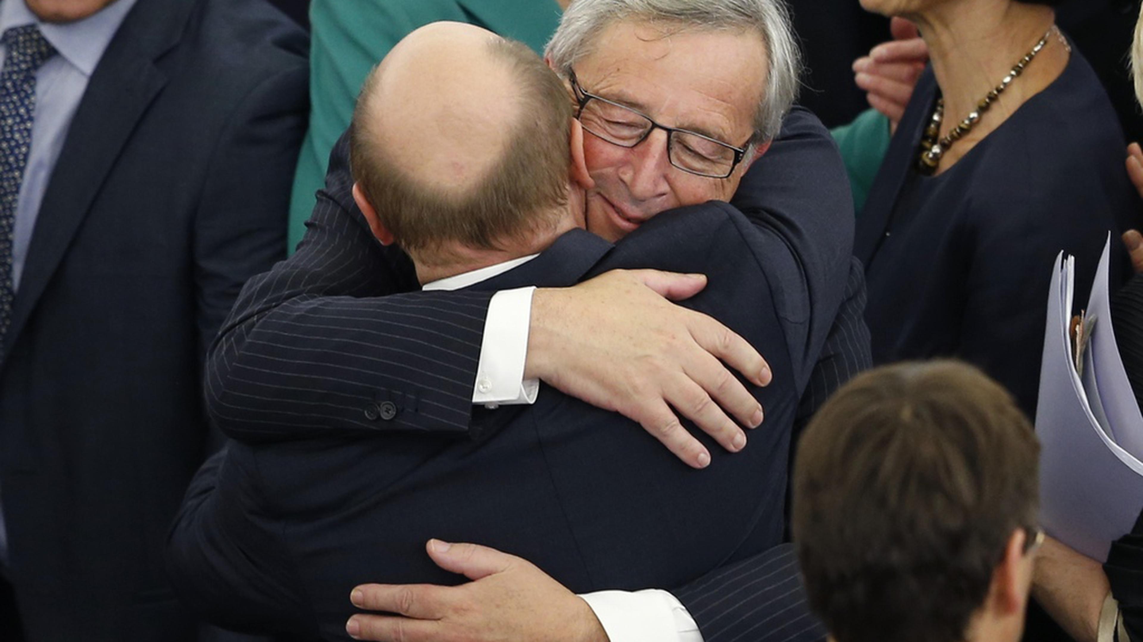 Jean-Claude Juncker dans les bras de Martin Schulz après le vote au Parlement européen