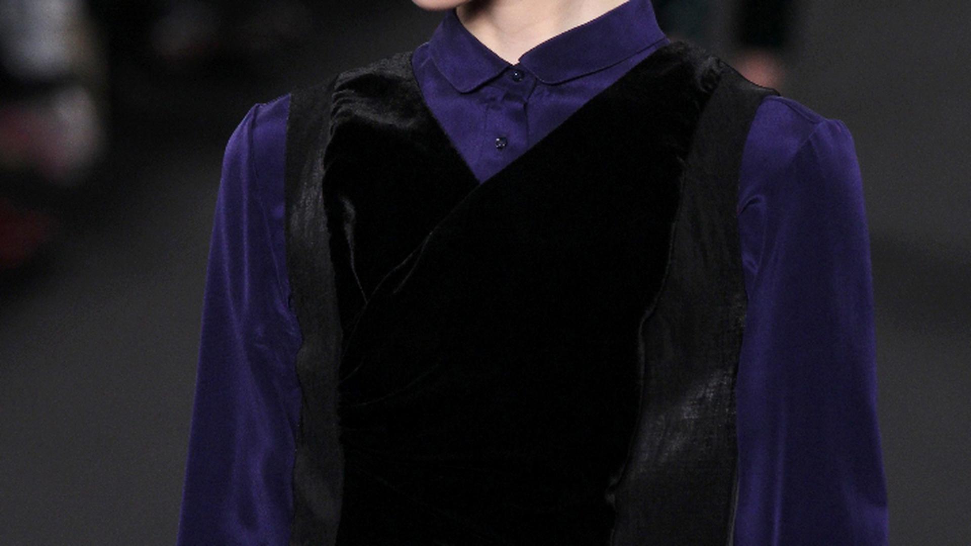 Grunge - Accessoires violets sur cheveux emmélés chez Vanessa Bruno.