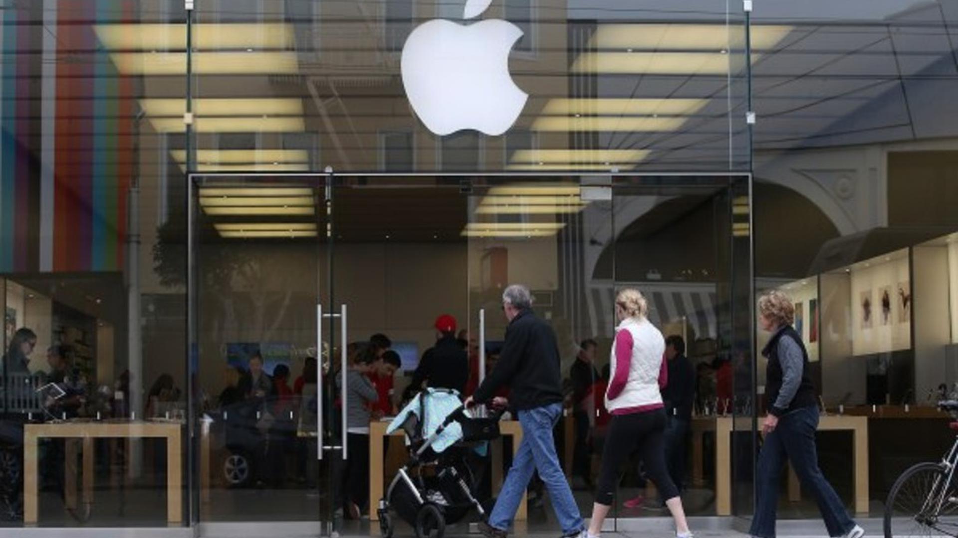 Même si la marque à la pomme a d'autres produits emblématiques comme l'ordinateur Mac, la tablette iPad ou la plus récente montre connectée Apple Watch, l'iPhone reste de loin sa première source de revenus.