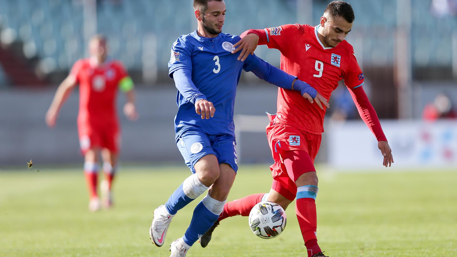 Danel Sinani (en rouge), ici au duel avec Christos Wheeler, a inscrit contre Chypre ses quatrième et cinquième buts en sélection