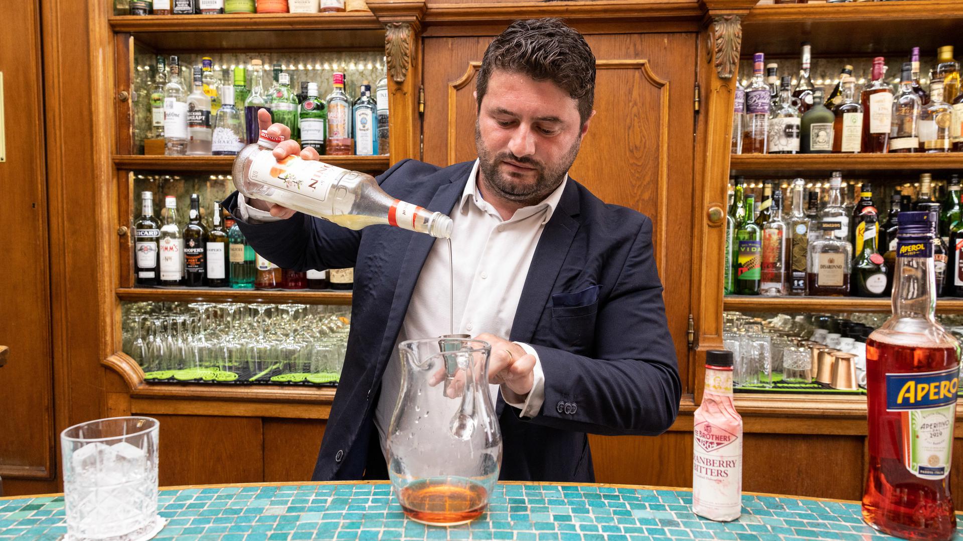 Marius Bîrzan prépare son cocktail 369, de sa propre création. Il le présentera au championnat du monde à Cuba.