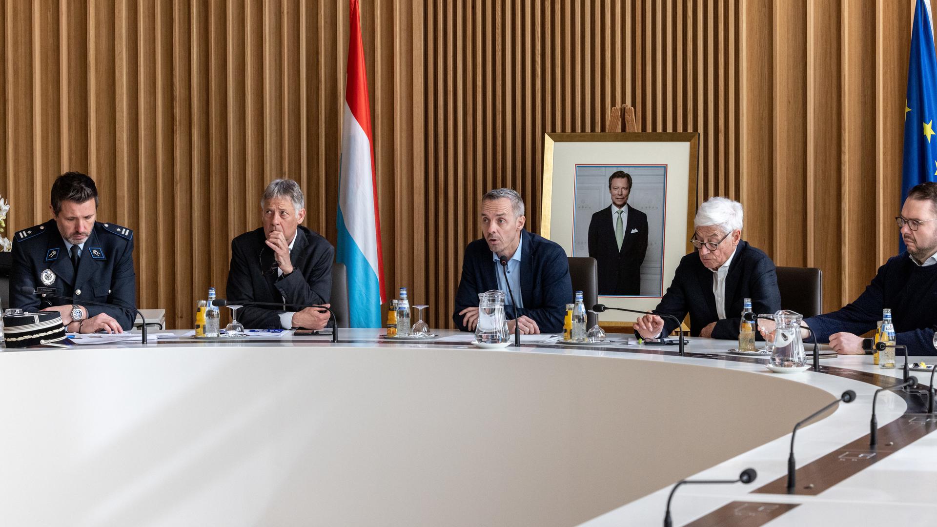 Le bourgmestre Georges Mischo (au centre) et le ministre de la Sécurité intérieure Henri Kox (2e de gauche) ont présenté mercredi le nouveau plan de sécurité.