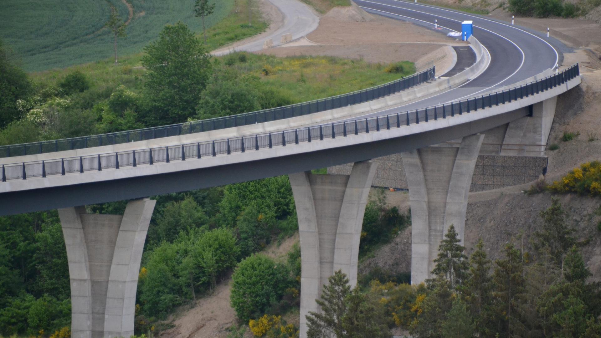 Das Viadukt über die Irbich besticht durch seine elegante Linienführung. / Foto: Frank WEYRICH