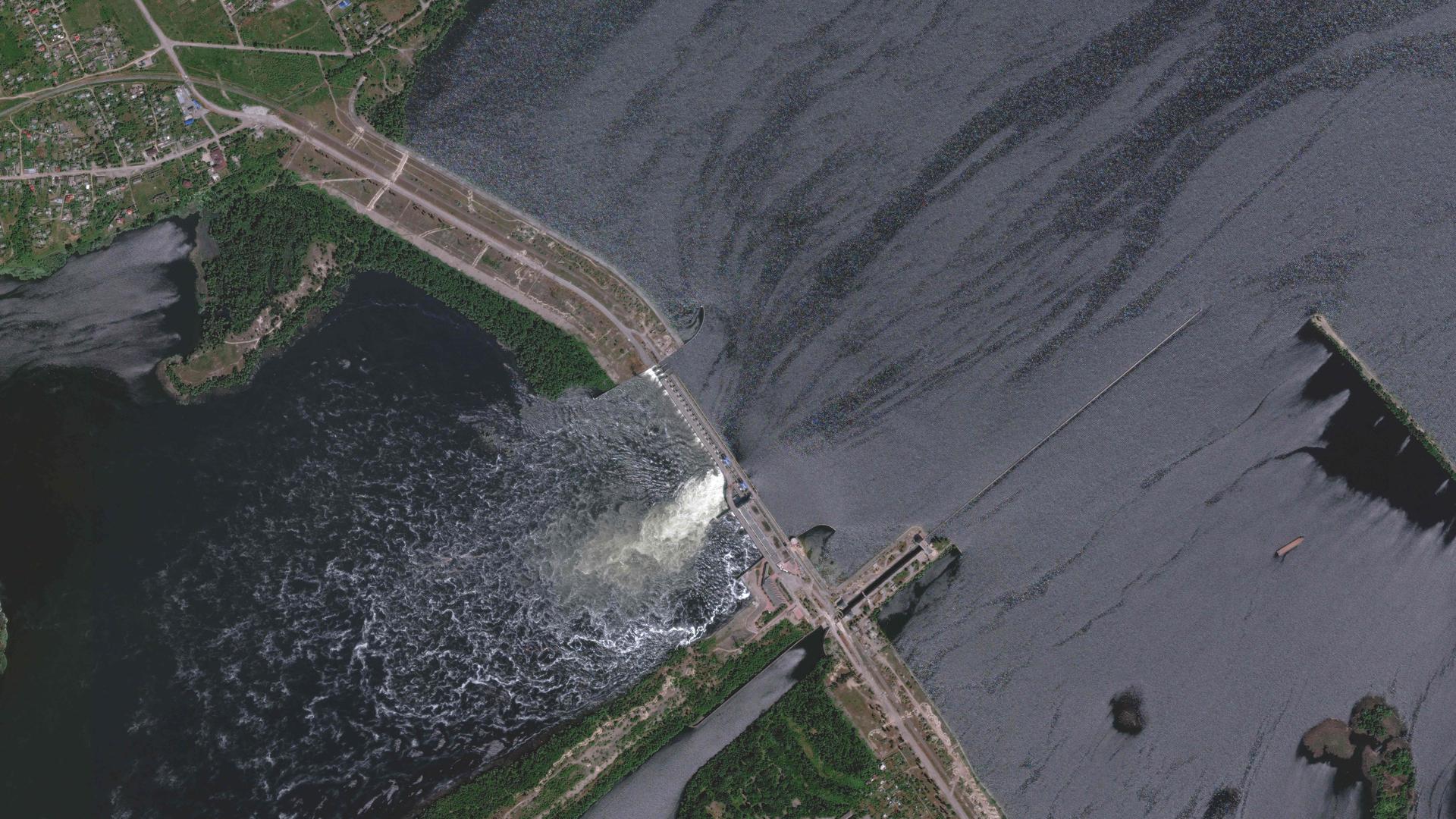 Une vue par satellite du barrage, prise le 28 mai dernier. Des frappes ont endommagé l'infrastructure ce mardi.