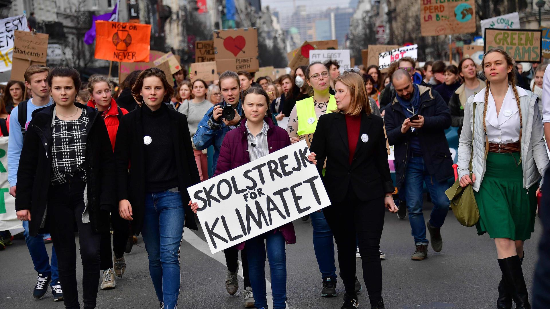 La jeunesse manifeste pour le climat depuis des semaines en Belgique. Au centre de la photo: la militante suédoise Greta Thunberg.