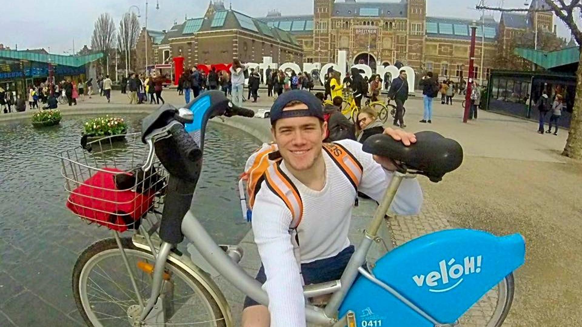 Sébastien Cayotte à Amsterdam en avril avec son Vél'Oh.