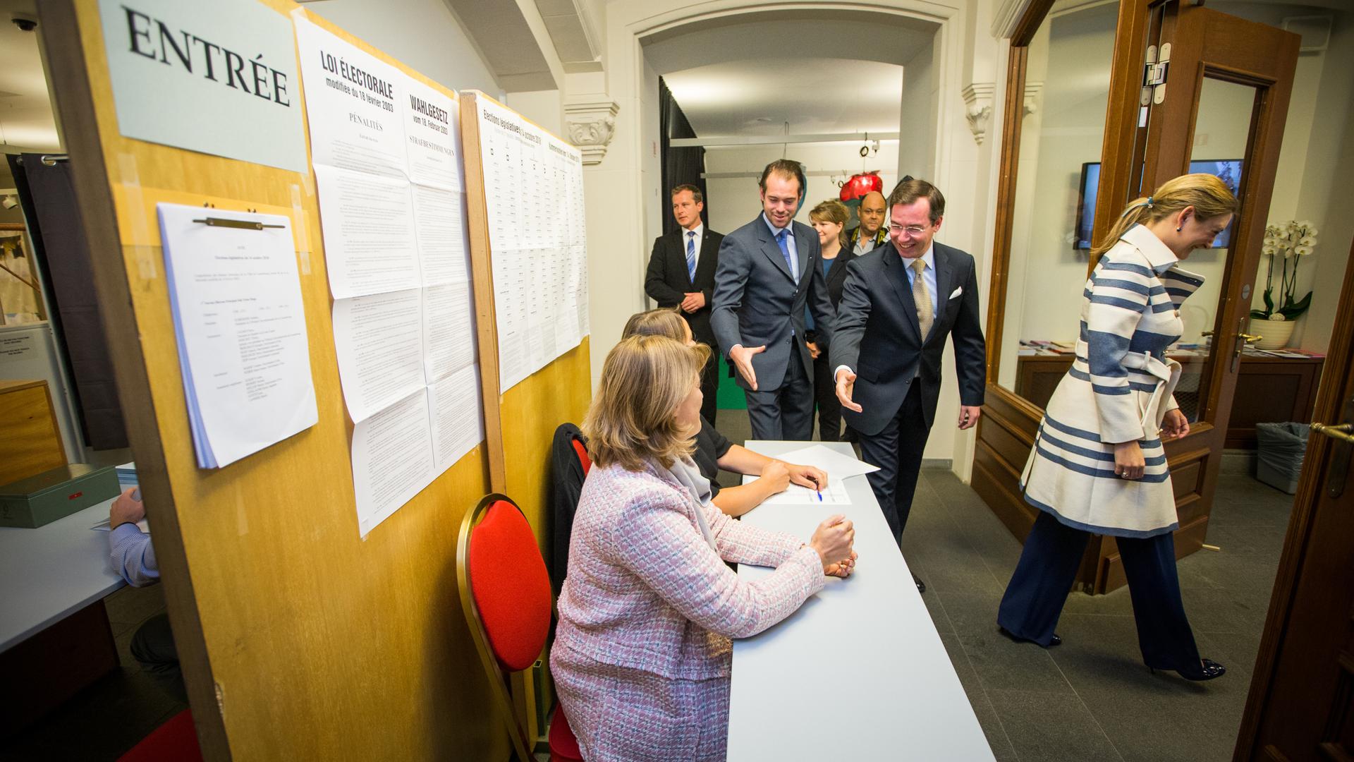 La famille grand-ducale quitte le bureau de vote du Cercle Cité, à Luxembourg-ville, après avoir accompli son devoir.