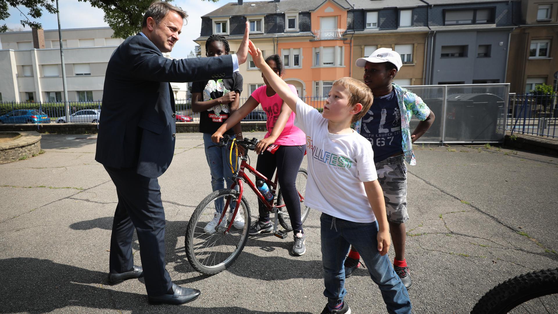 Le Premier ministre Xavier Bettel était de retour dans la cour de l'école primaire de Bonnevoie pour son interview d'été avec le «Luxemburger Wort».