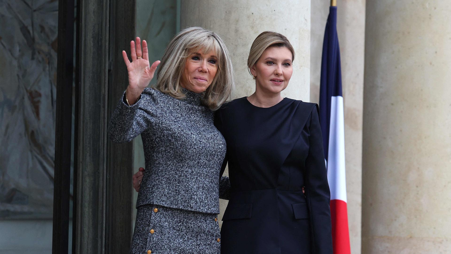 La première dame de France, Brigitte Macron et la première dame d'Ukraine, Olena Zelenska, au palais présidentiel de l'Elysée à Paris, le 12 décembre 2022. 