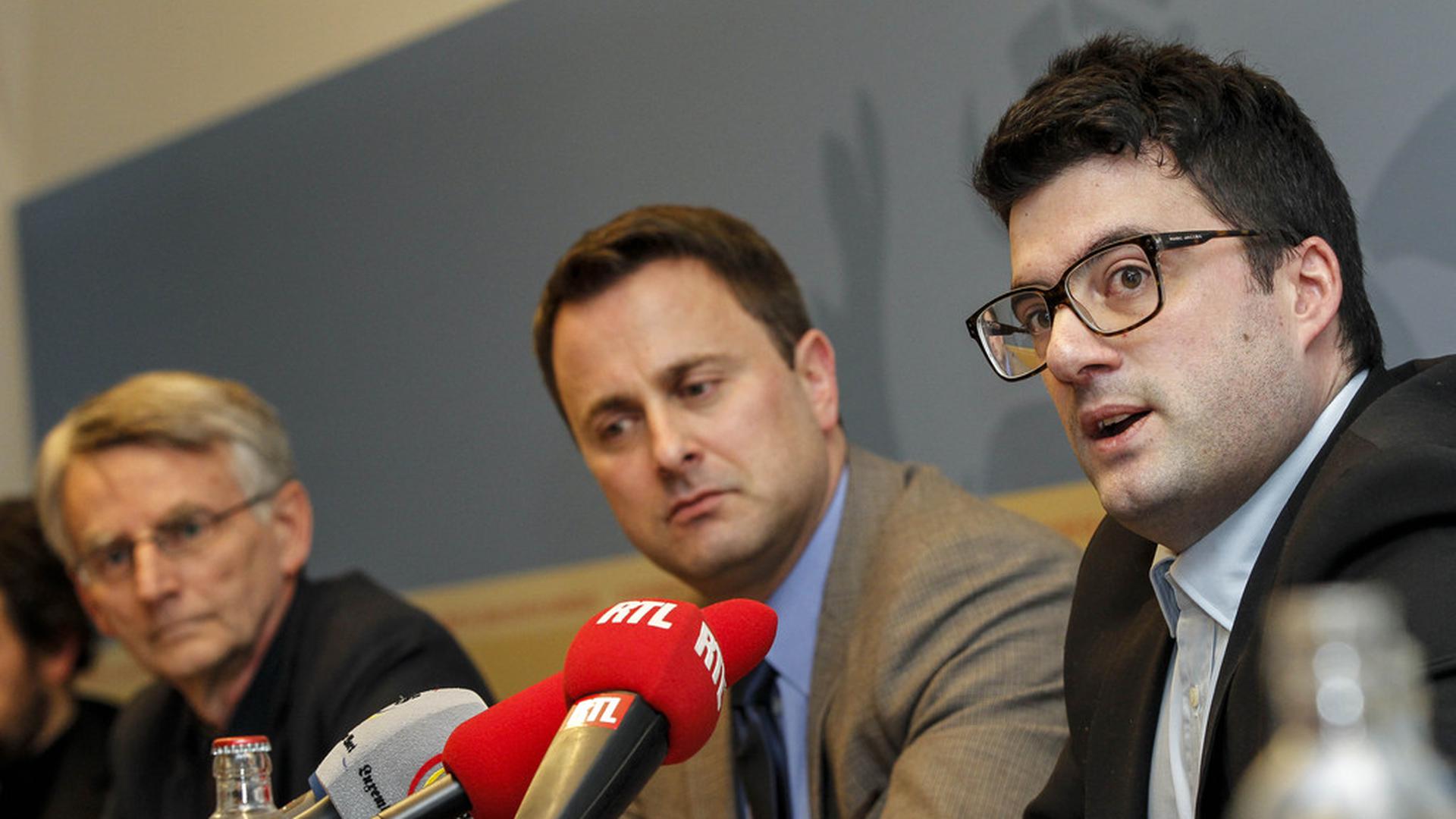 Les historiens Michel Pauly (à g.) et Vincent Artuso (à dr.) autour du premier ministre Xavier Bettel, au ministère d'Etat lors de la présentation du rapport.