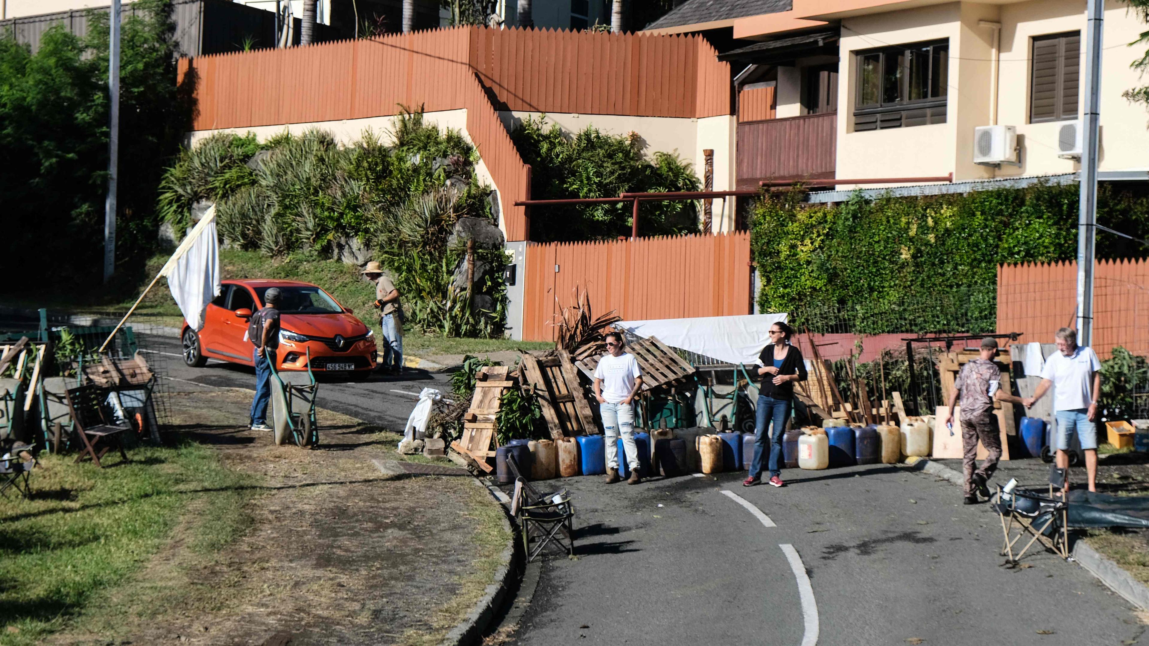 A Nouméa, les habitants de certains quartiers ont érigé des barricades pour se protéger.