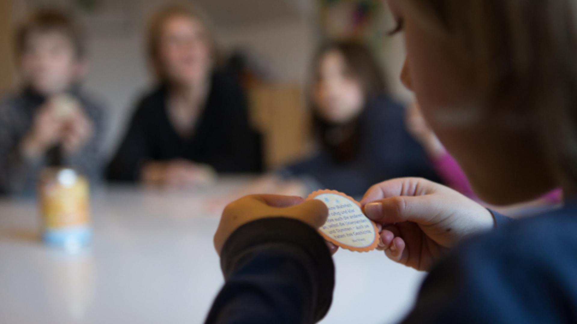 Savoir écouter les autres, une valeur essentielle que les enfants découvrent parmi d'autres, à travers le jeu