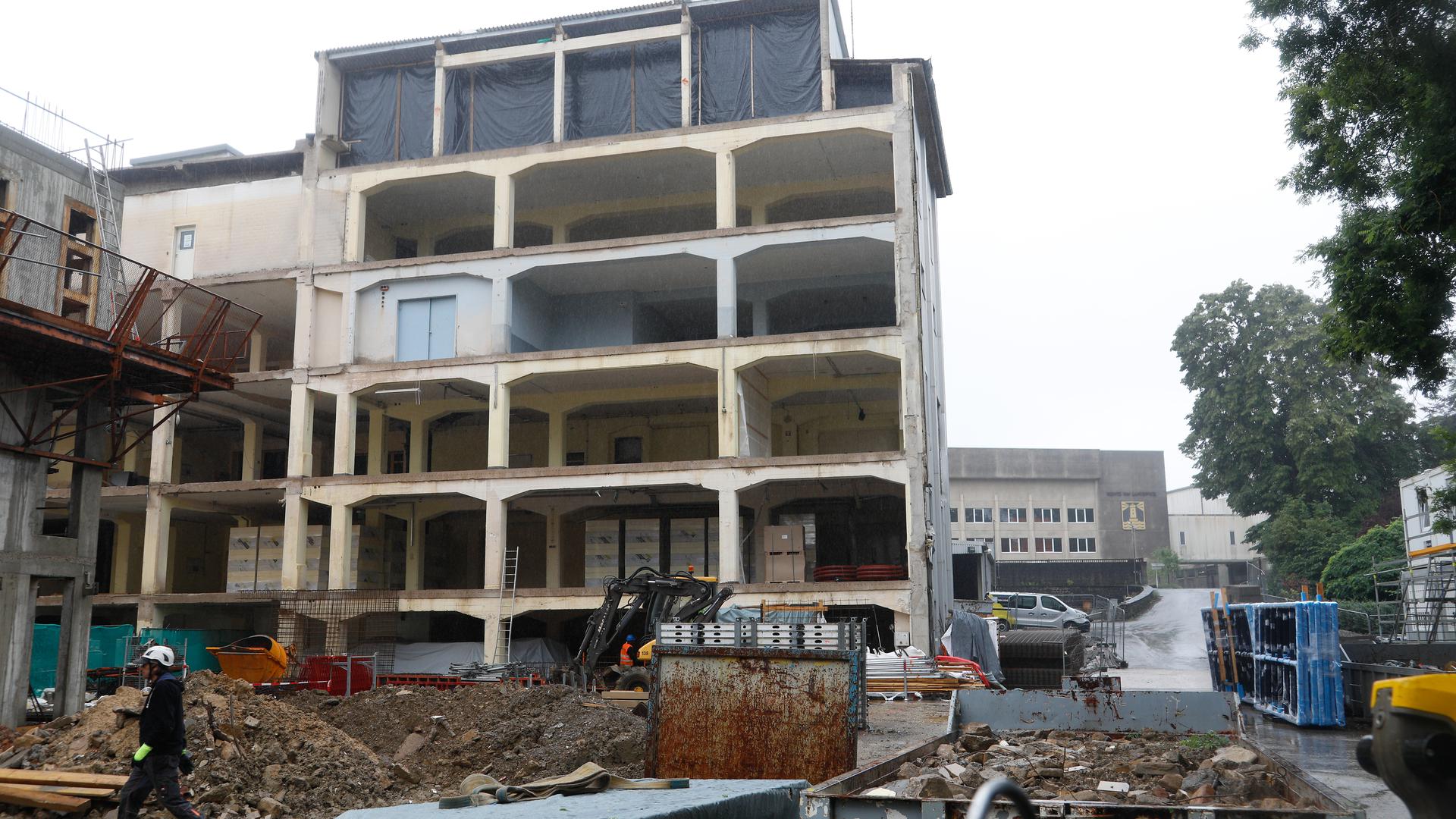 Le bâtiment principal de l'ancien cigarettier Heintz-van-Landewyck est en cours de rénovation.
