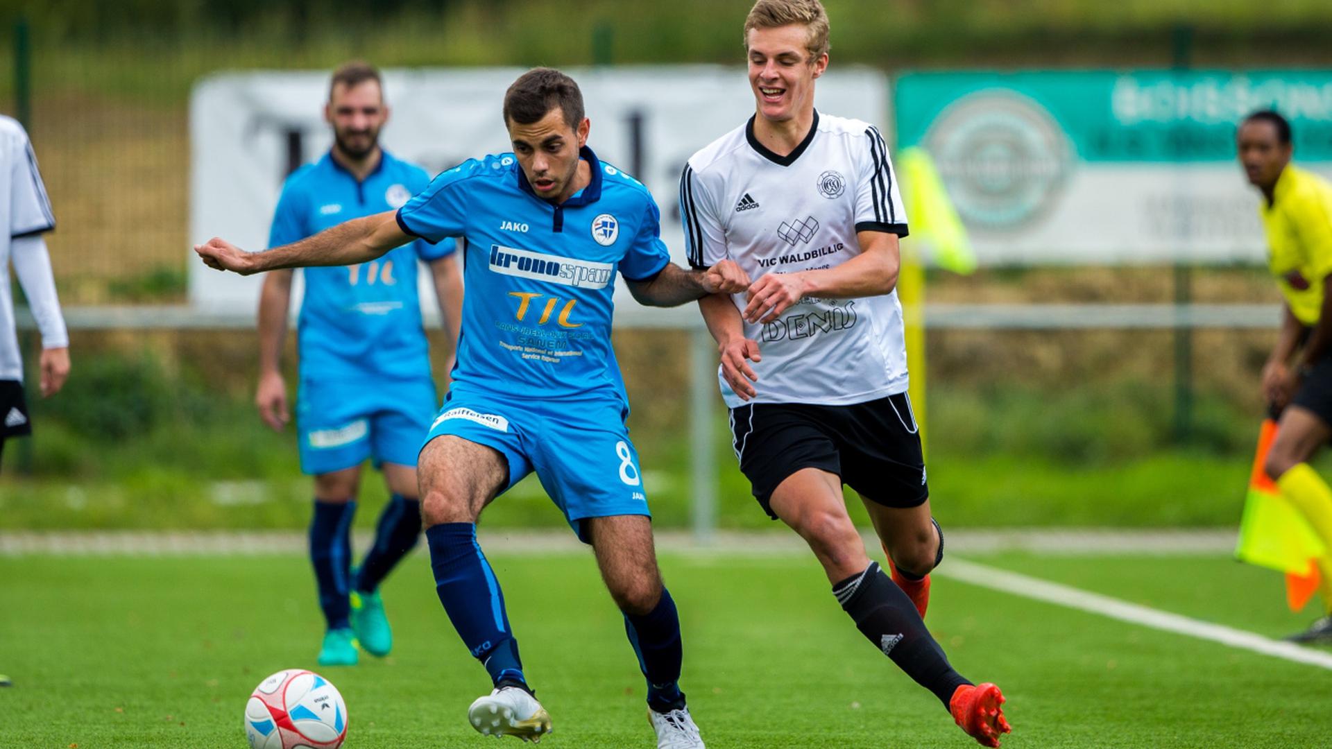 Sanem (en bleu) - Wormeldange 3-1 -  Armando Nathan Di Bartolomeo  et Felix Kos.