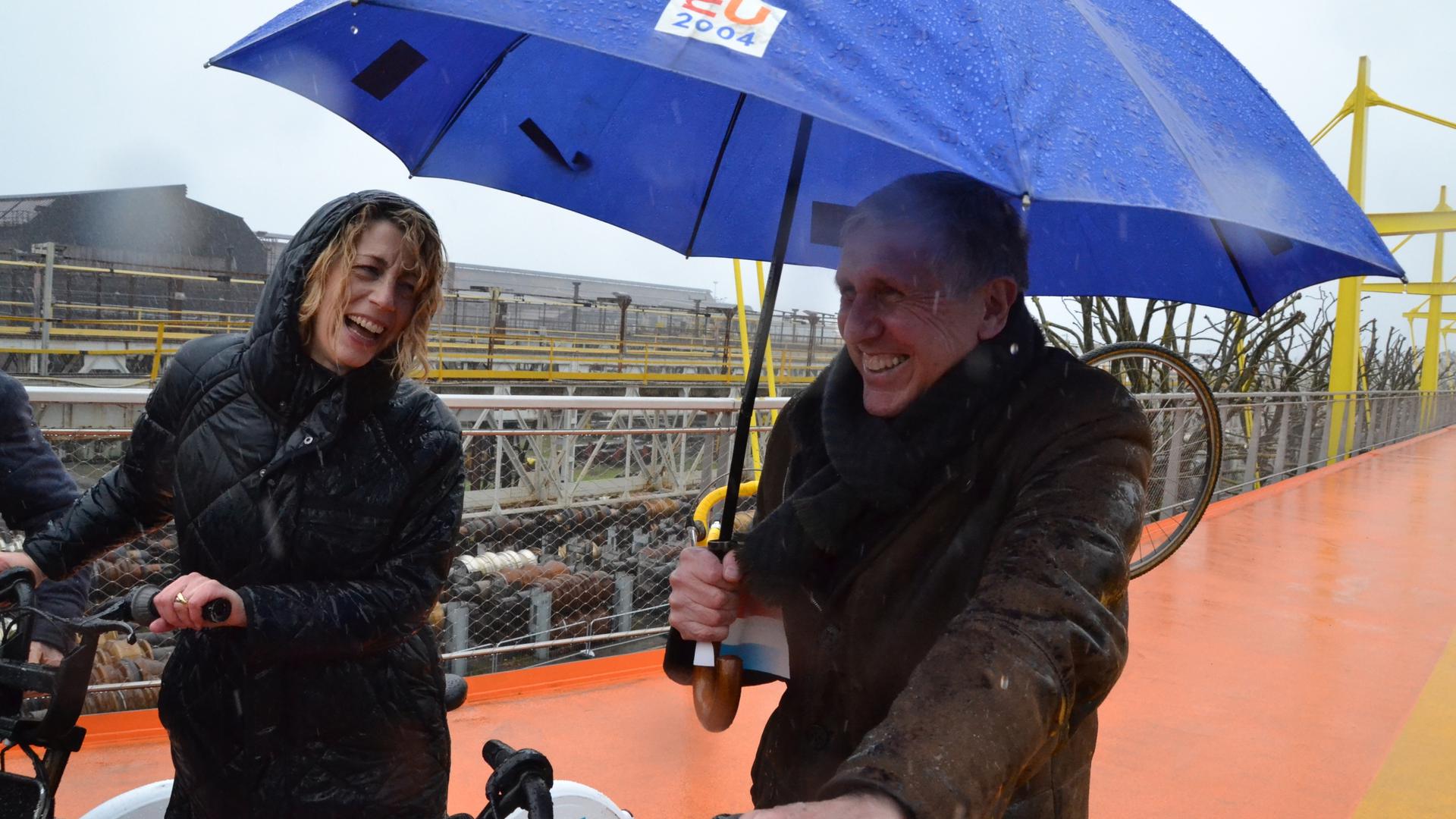 Les ministres Joëlle Welfring et François Bausch n'ont pas laissé la météo gâcher leur bonne humeur.