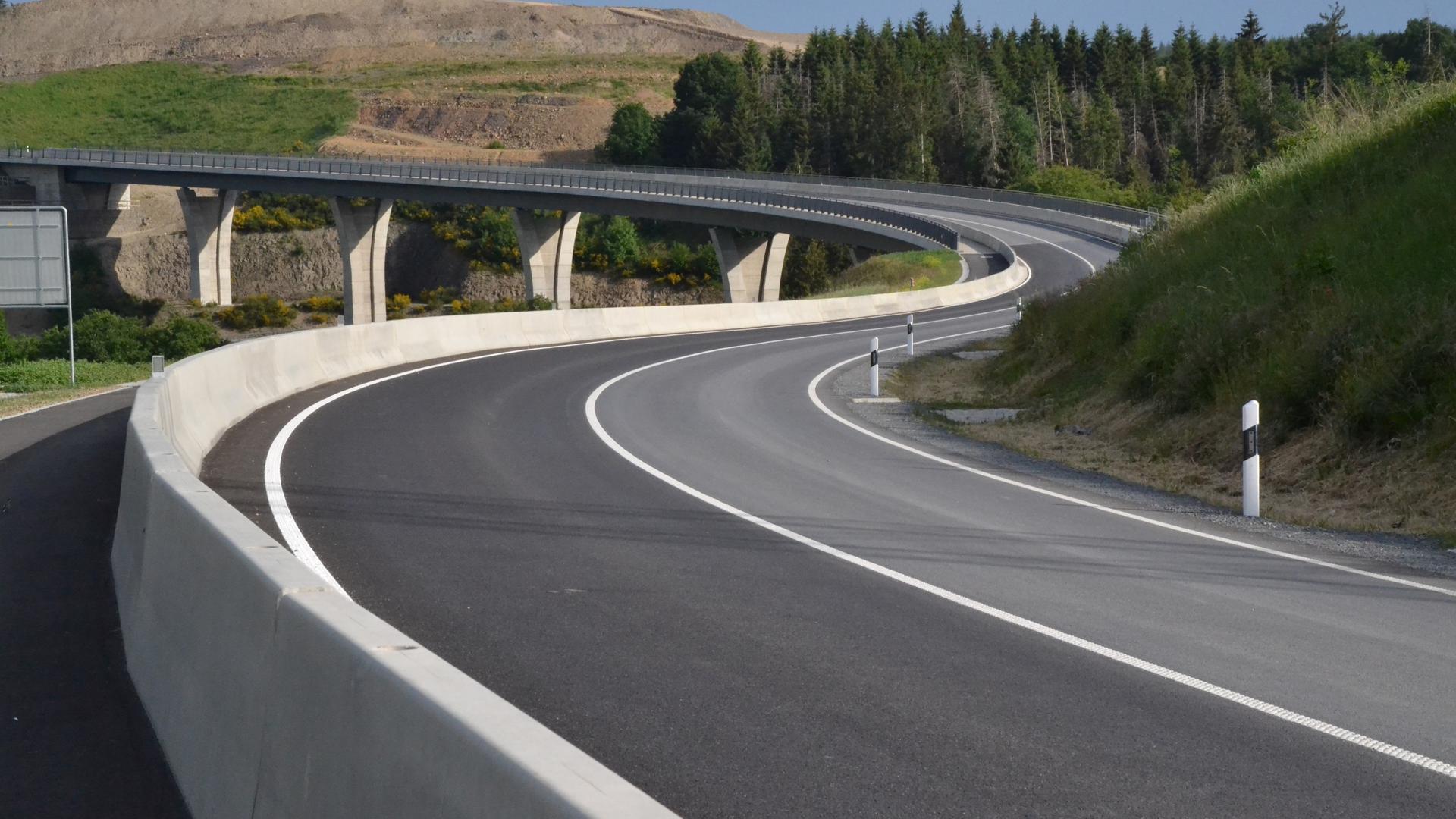Das Viadukt über die Irbich besticht durch seine elegante Linienführung. 
