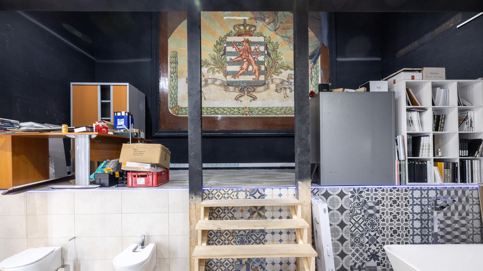Le magasin de plomberie se trouve au coin de l'avenue de la Liberté, au numéro 46.