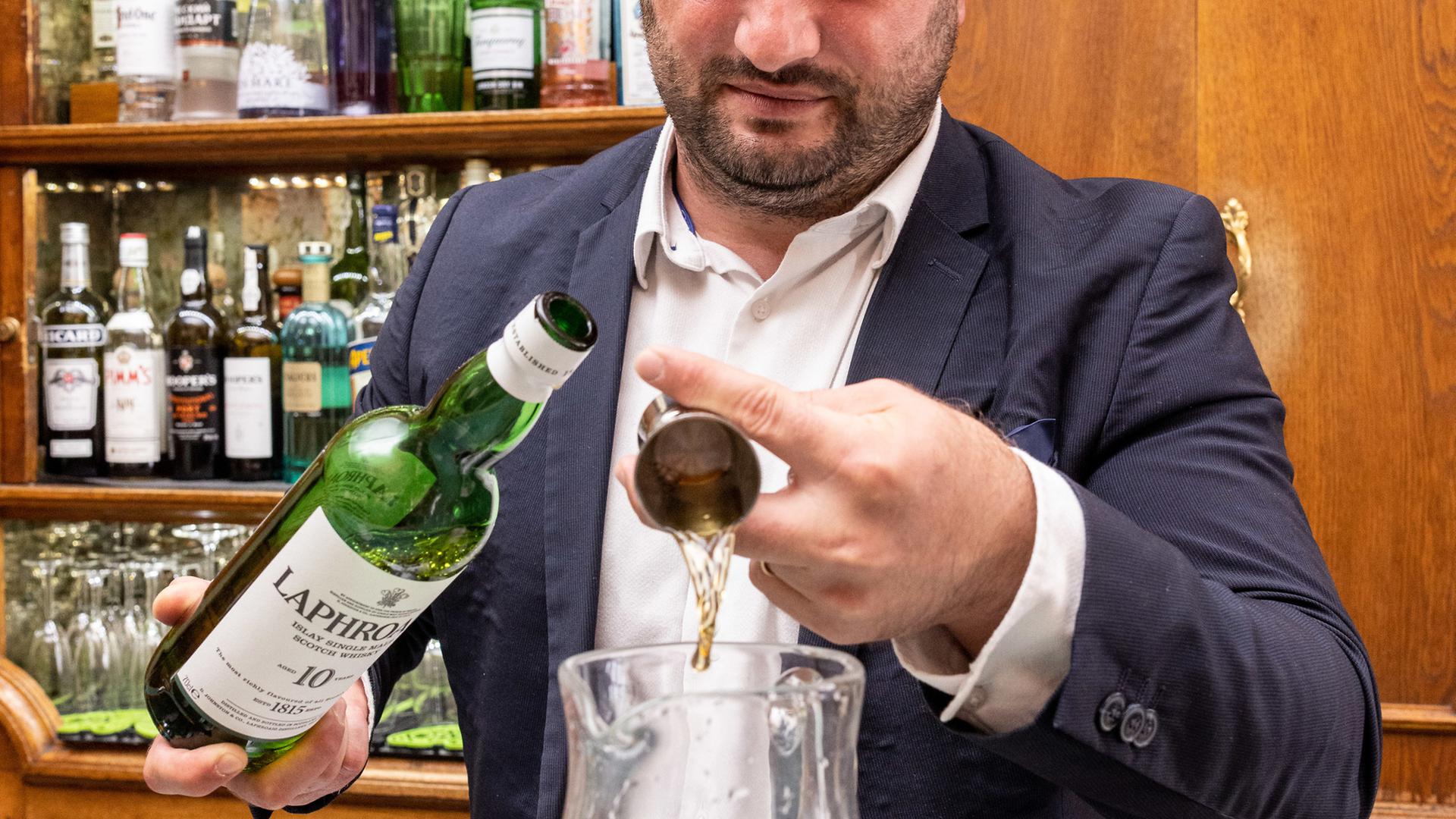 Marius Bîrzan prépare son cocktail 369, de sa propre création. Il le présentera au championnat du monde à Cuba.