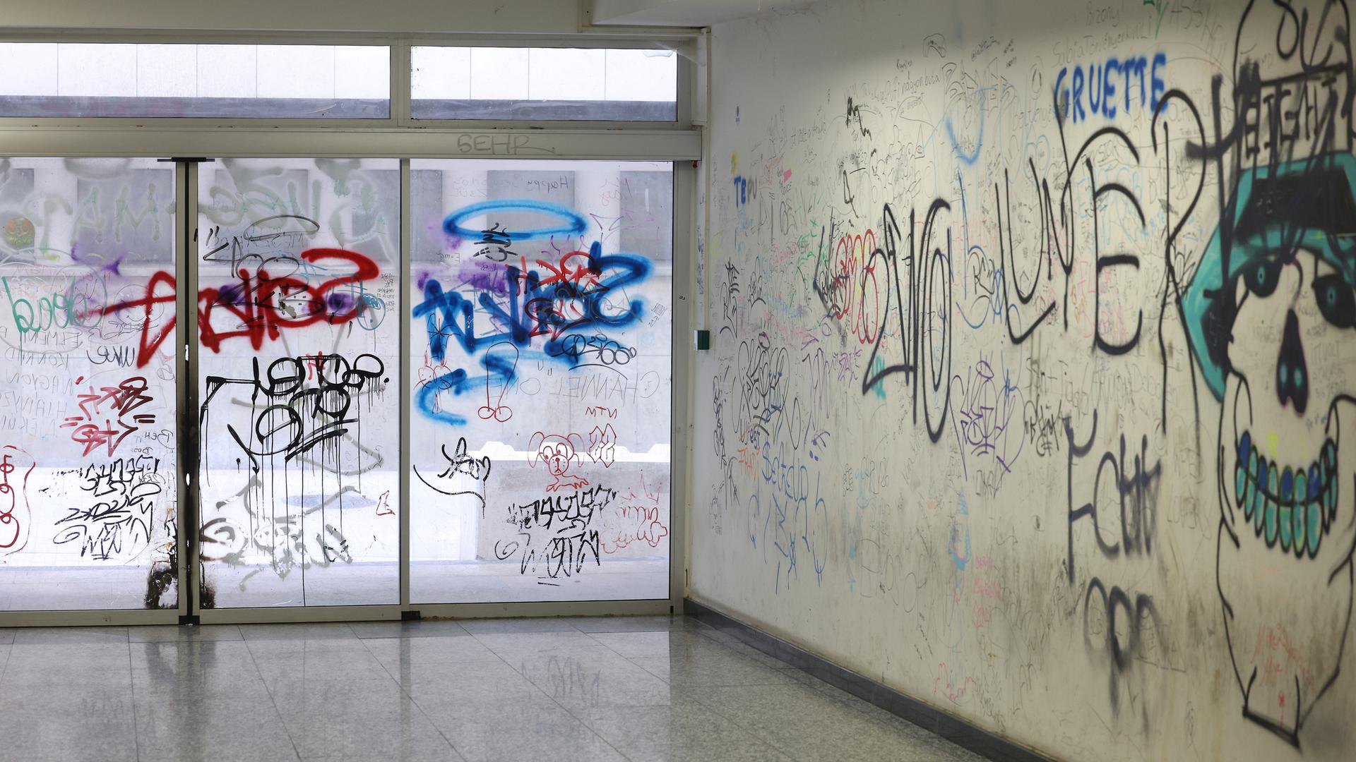 Traces de brûlures et graffitis au Centre Louvigny.