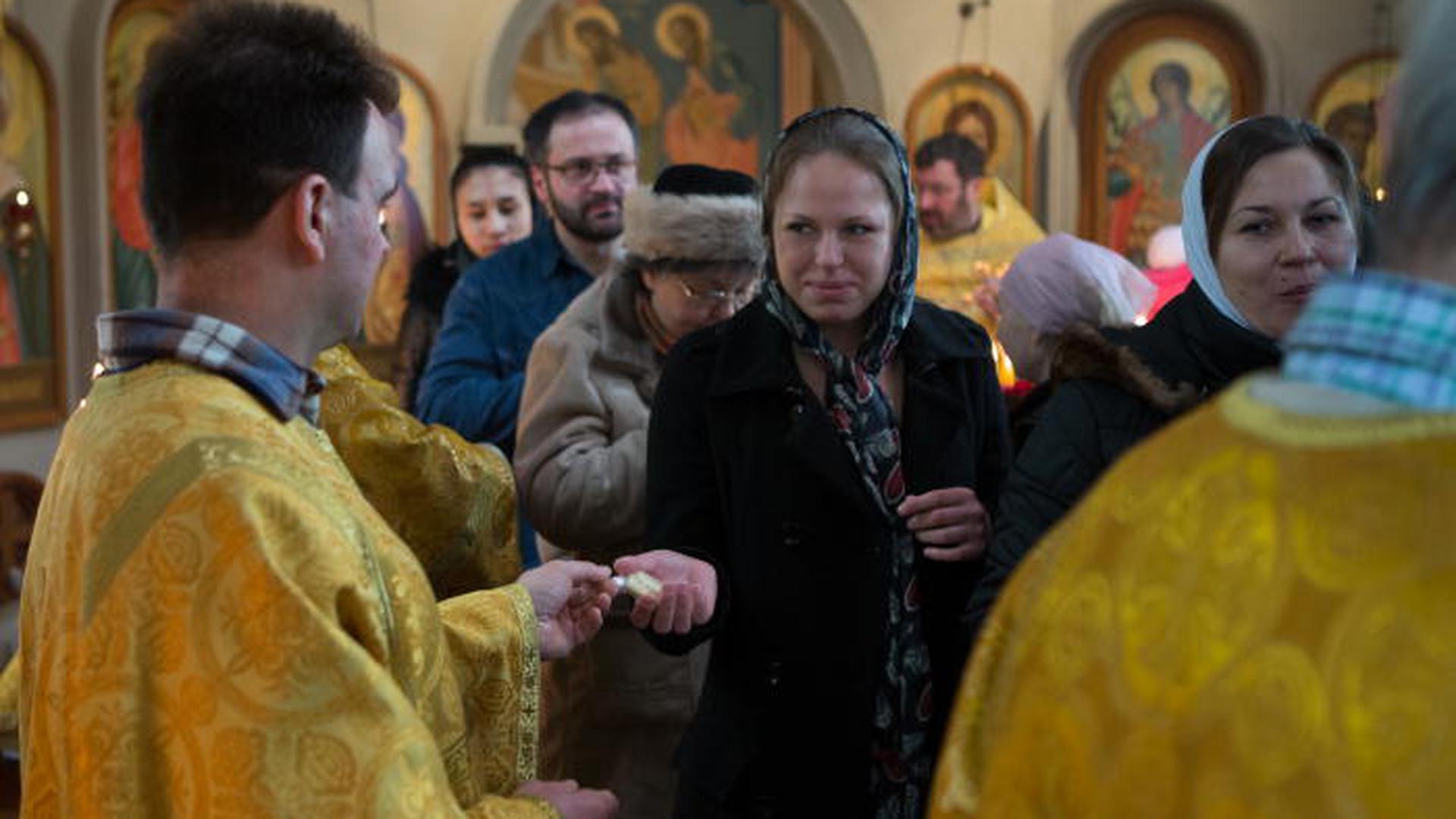 Comme chez les catholiques, les fidèles communient