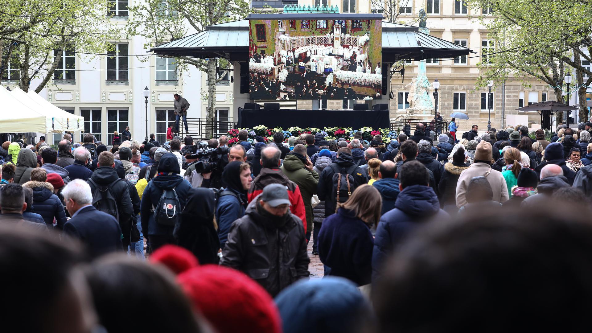 Auf einer großen Leinwand auf der Place d'Armes wurde der ergreifende Trauergottesdienst übertragen.