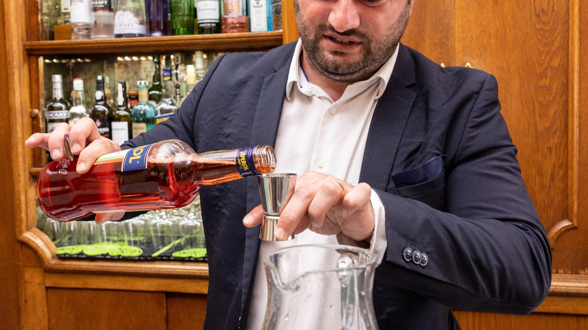 Marius Bîrzan prépare son cocktail 369, de sa propre création. Il le présentera au championnat du monde à Cuba.