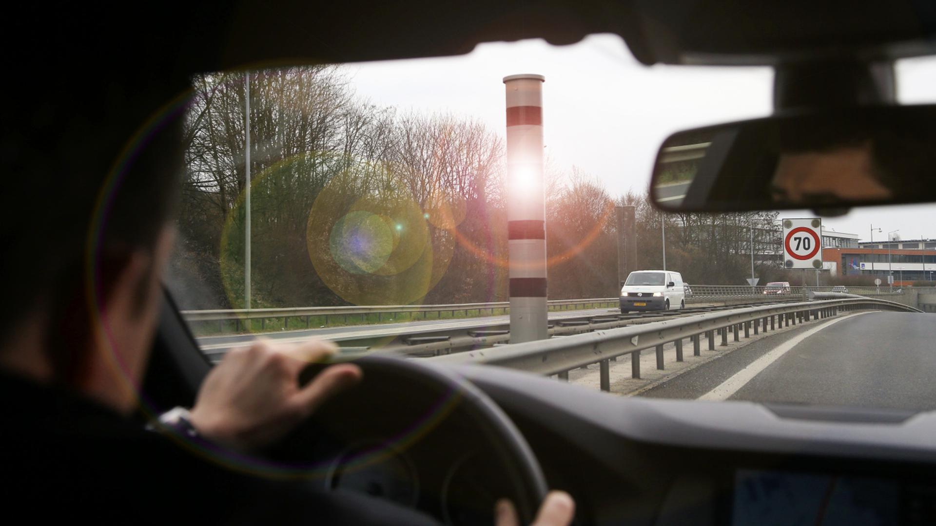 Une colonne argentée barrée de rouge, ressemblant à un gros poteau. Voici le type de radar qui est désormais installé le long des routes luxembourgeoises.