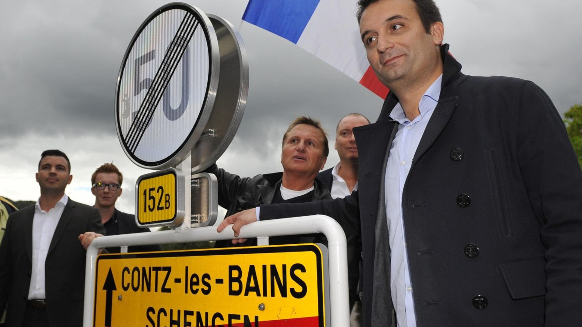 Floran Philippot à droite, Fabien Engelmann, maire FN de Hayange à gauche, à la frontière franco-luxembourgeoise