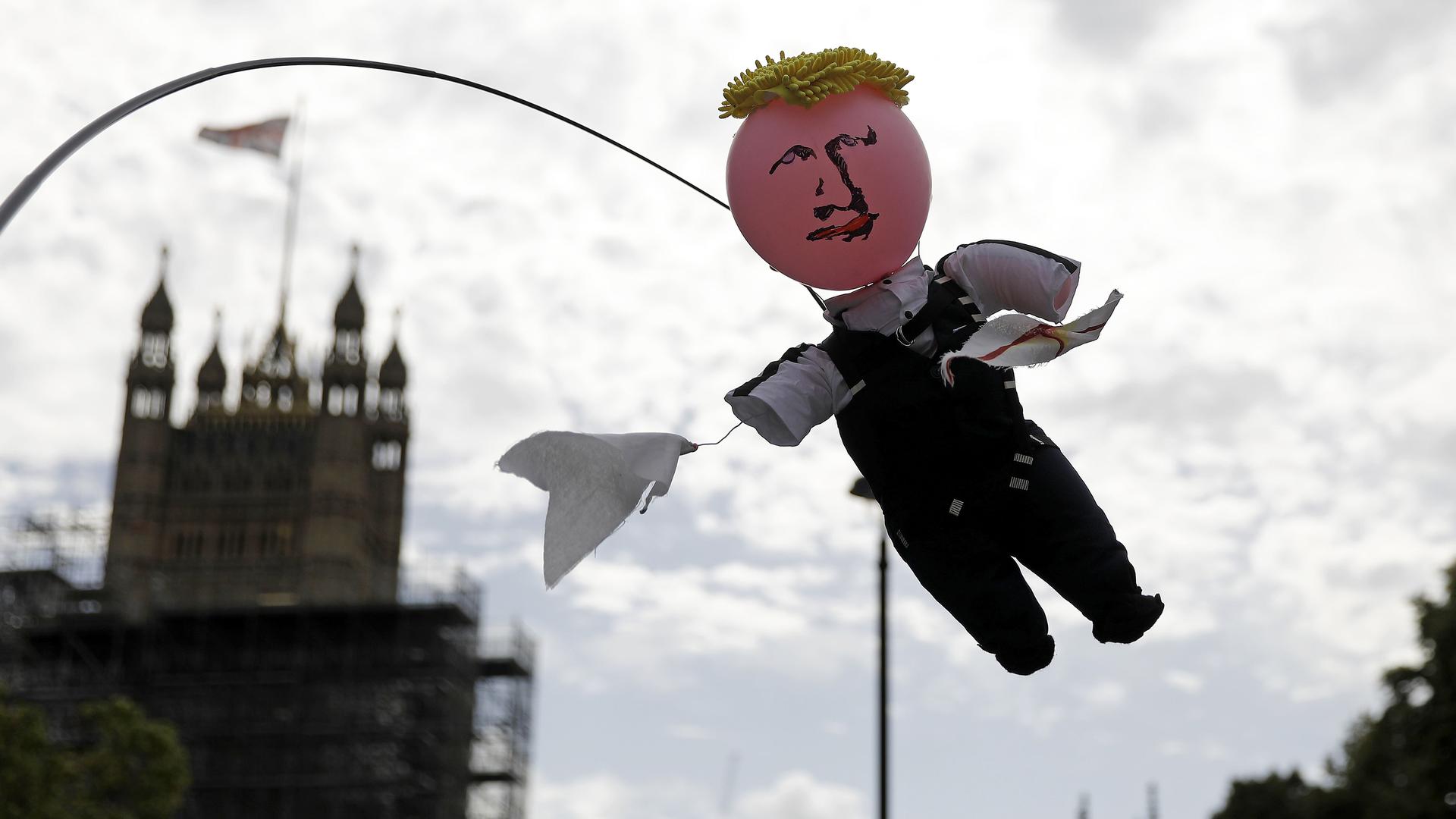 Un Boris Johnson en poupée gonflable flotte dans le ciel de Londres