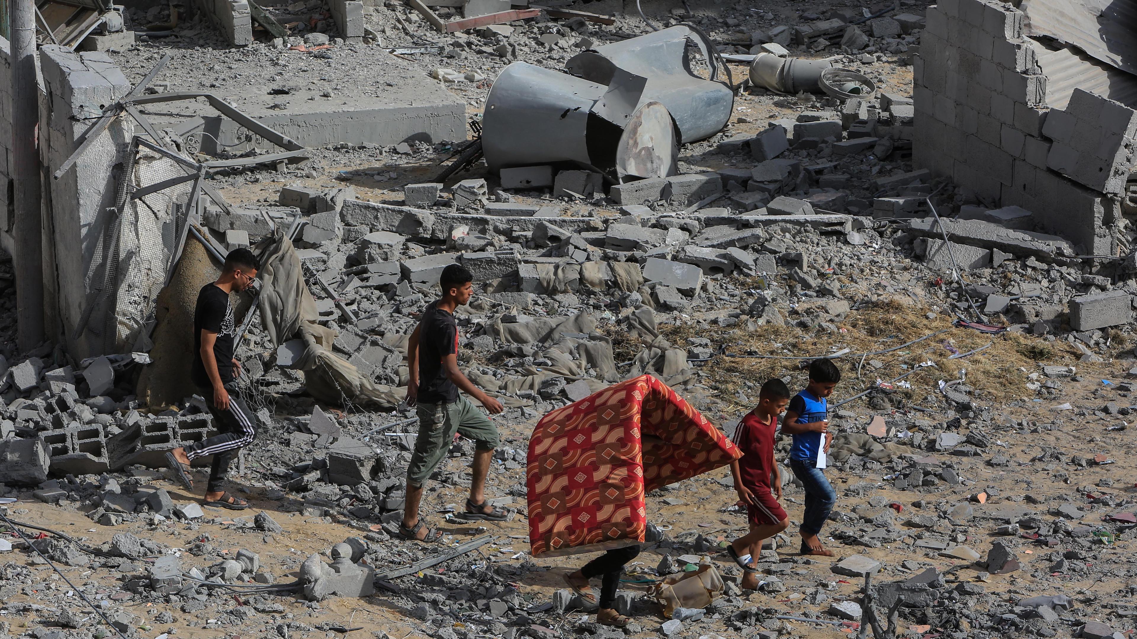 Des Palestiniens inspectent les décombres des maisons endommagées après un bombardement à Rafah par des avions de combat israéliens, le 5 mai.