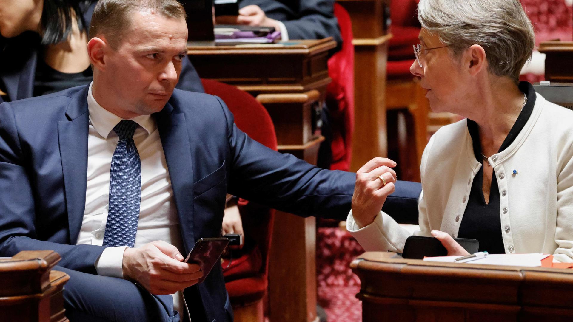 Olivier Dussopt, ministre du Travail et la Première ministre Elisabeth Borne au Sénat ce jeudi matin.