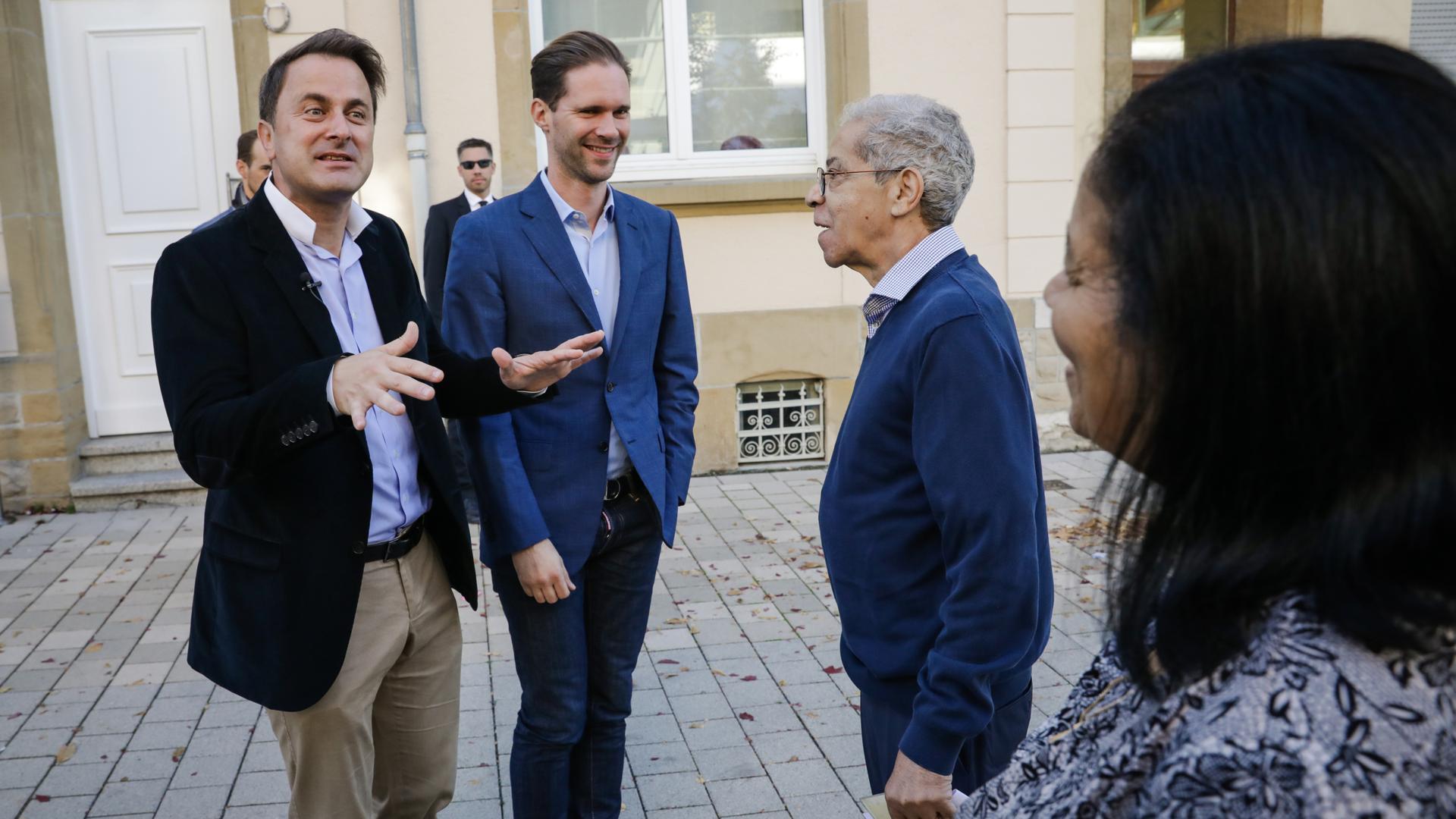 Le Premier ministre Xavier Bettel et son époux Gauthier Destenay devant le bureau de vote de Bonnevoie.