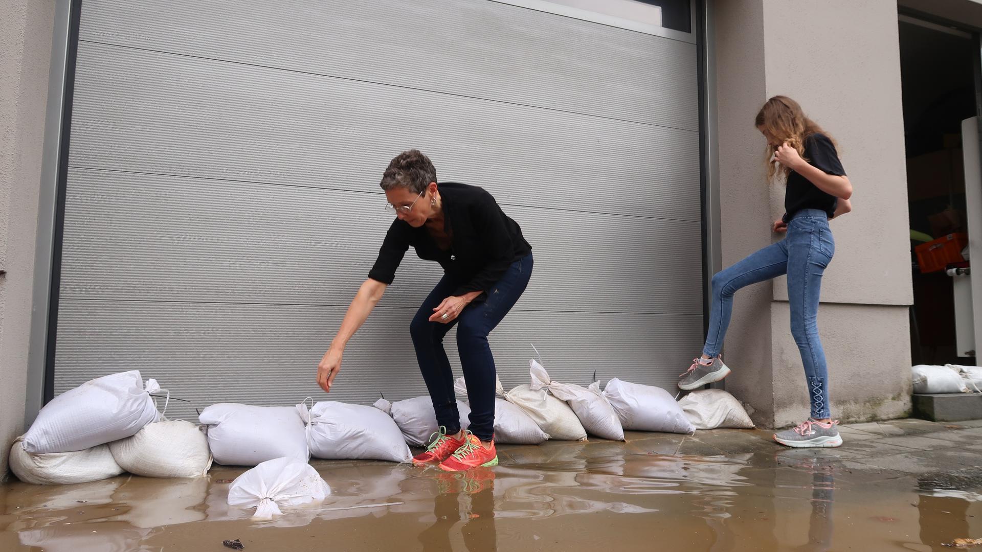 Anwohner in der Rue Maximilien schützen ihre Einfahrt mit Sandsäcken / Foto: Volker BINGENHEIMER