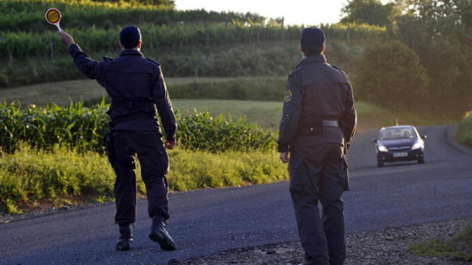 Des gardes frontières slovènes arrêtent un véhicule en provenance de Croatie