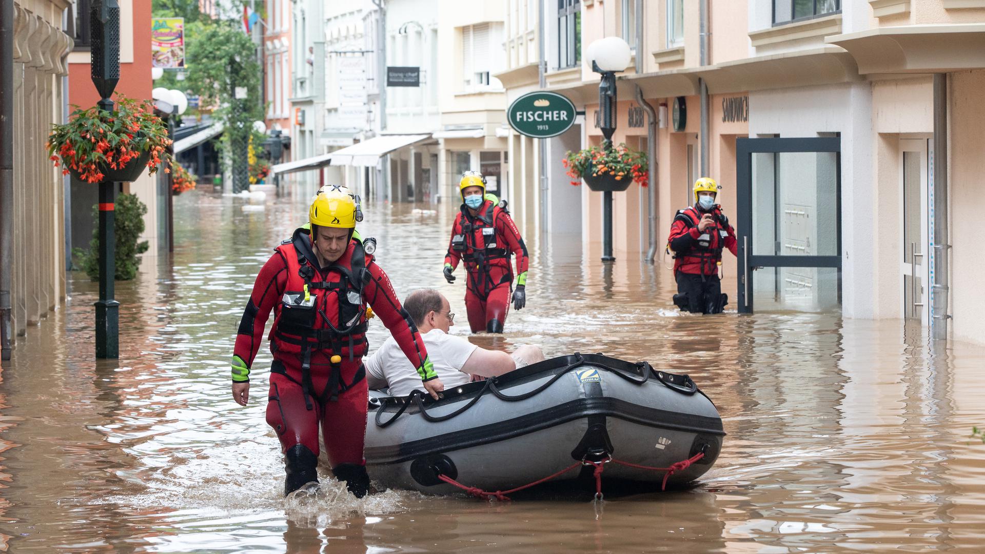 In Echternach werden Bewohner per Boot evakuiert