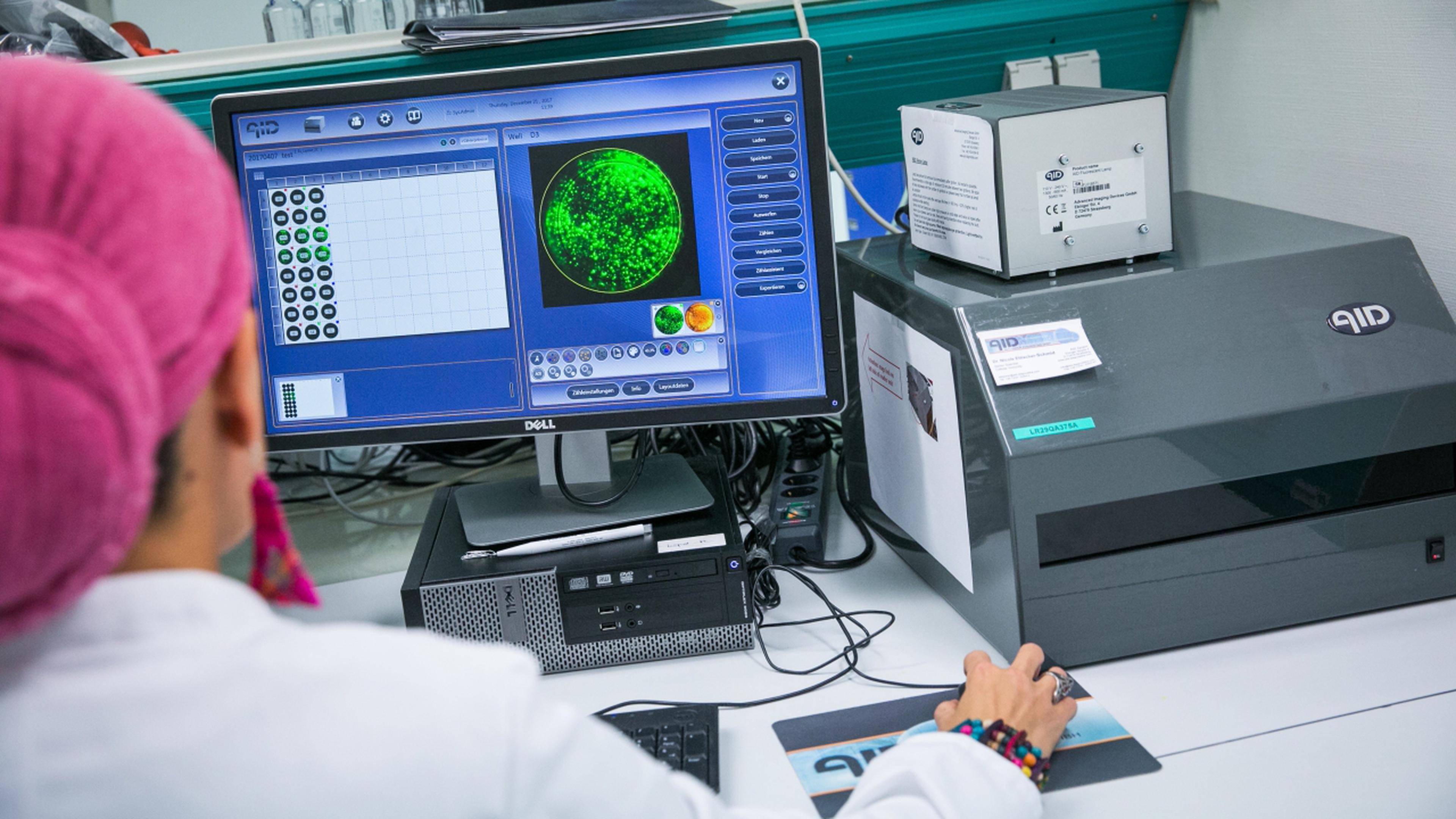 Grâce à ce nouvel automate, le Dr Ilham Moumna effectue le test Elispot: elle étudie la réponse des cellules du patient en contact avec la bactérie responsable de la maladie de Lyme