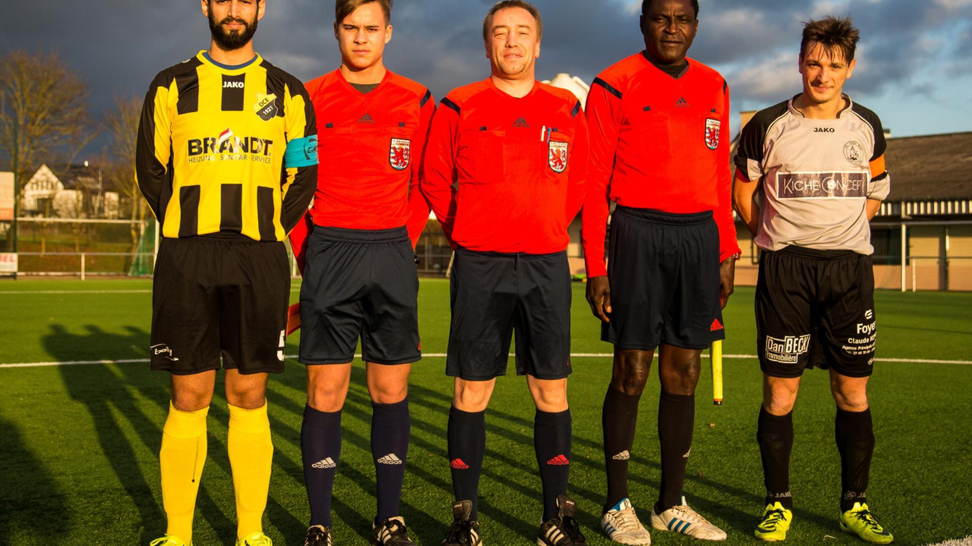 Le trio arbitral entouré par les deux capitaines